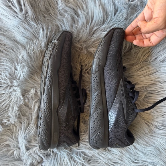 Brooks women’s  running shoes size 9.5 - Picture 3 of 5